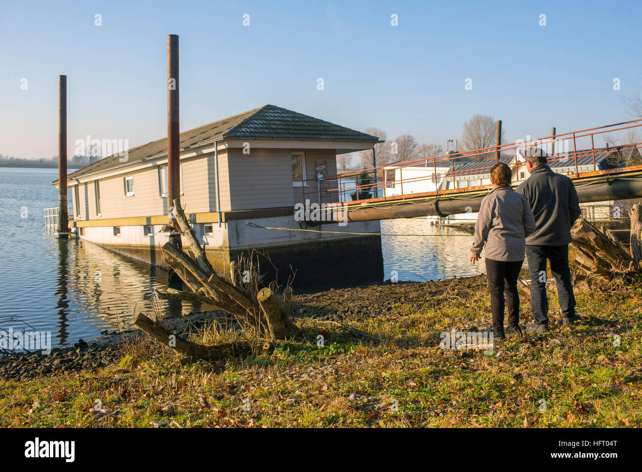 Livello delle acque del fiume Maas caduto tre metri a causa di uno stramazzo disfunzionale. Foto Stock