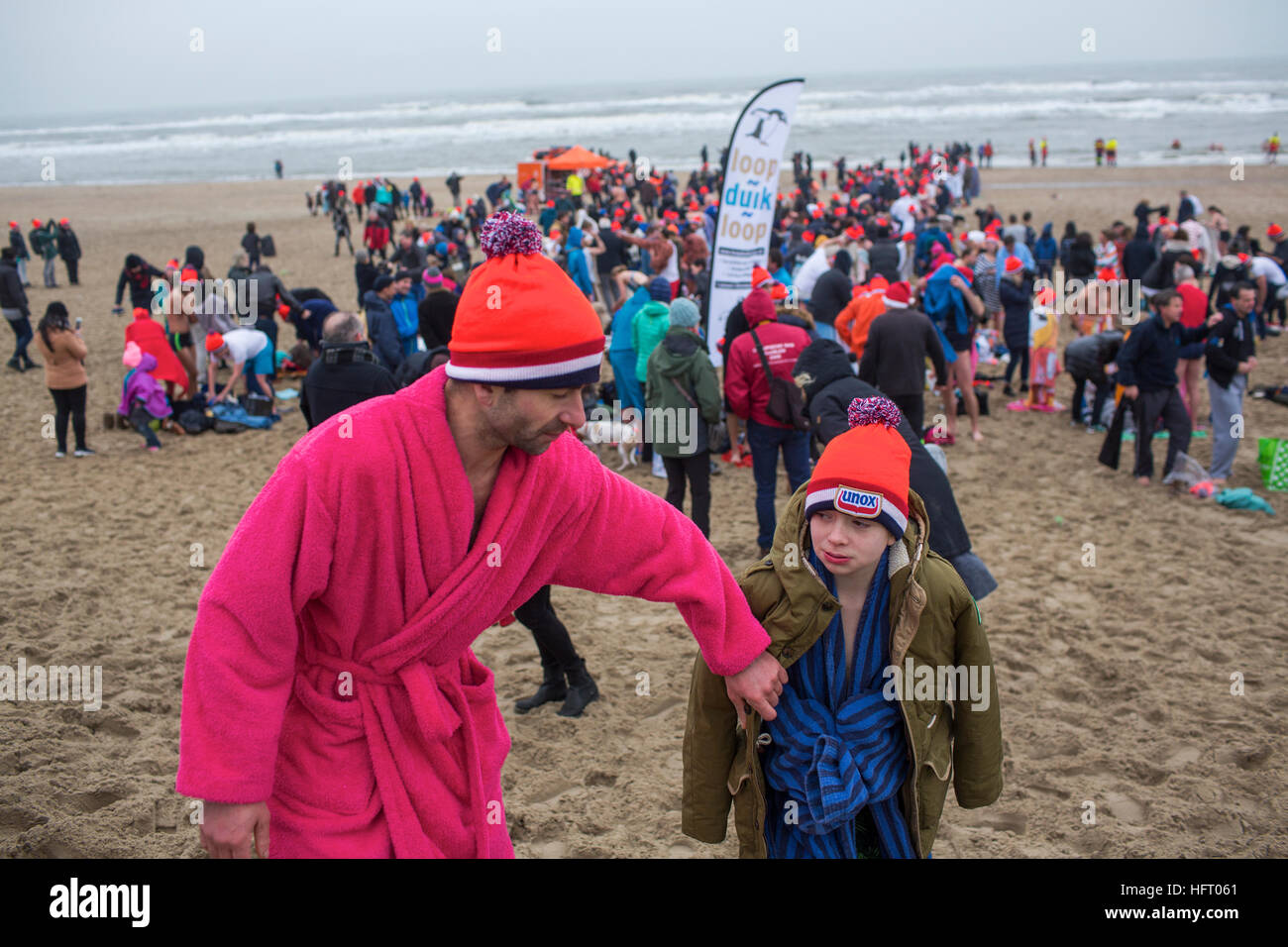 Nuovi anni di tradizione in Olanda, la gente a prendere un tuffo nell'acqua di congelamento del Northsea Foto Stock