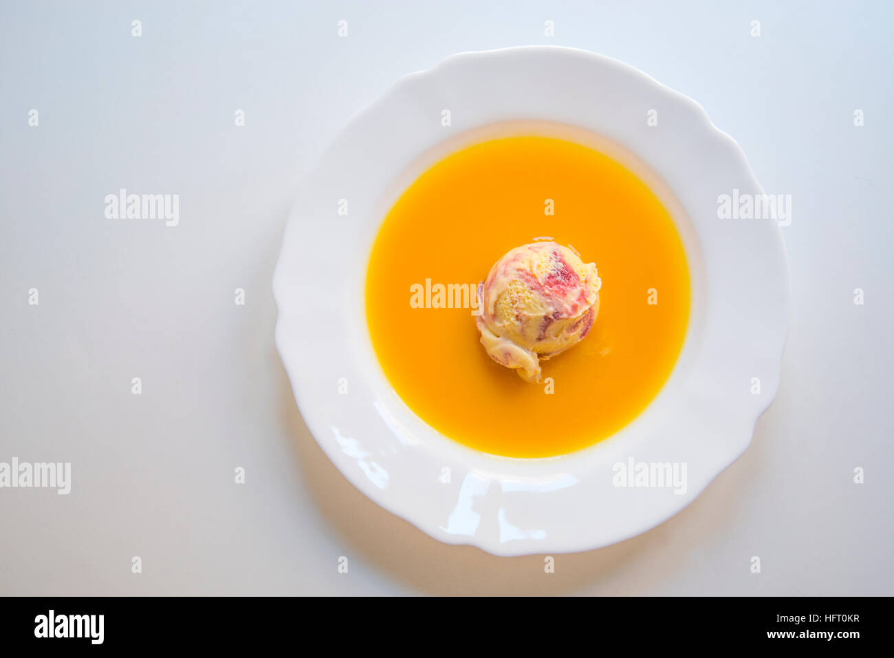 Mango e gelato al lampone nel succo di mango. Foto Stock