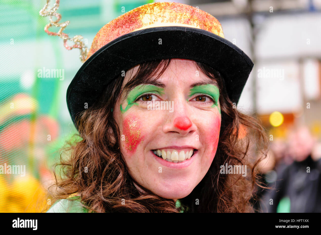Una donna con facepaint prende parte in una performance di circo Foto Stock