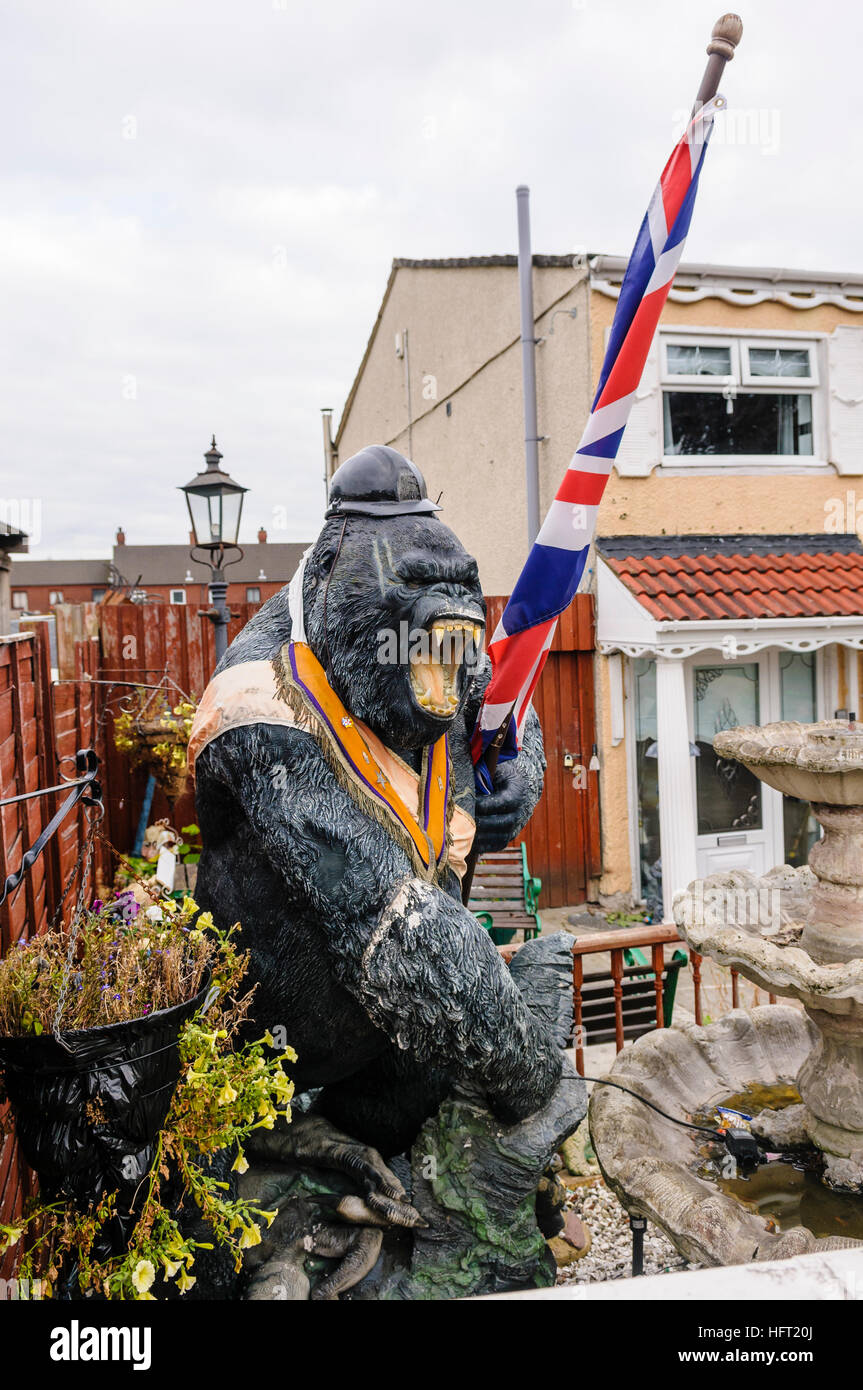 Un gorilla in vetroresina indossa un Sash arancione e porta una bandiera europea sulla Shankill station wagon, Belfast Foto Stock