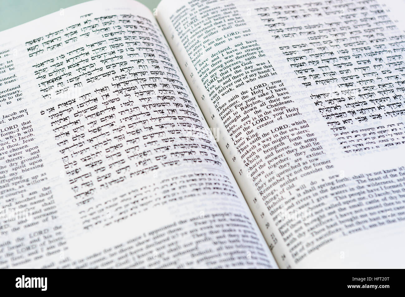 Pagina dalla Torah con scritture sia in inglese che in ebraico Foto Stock