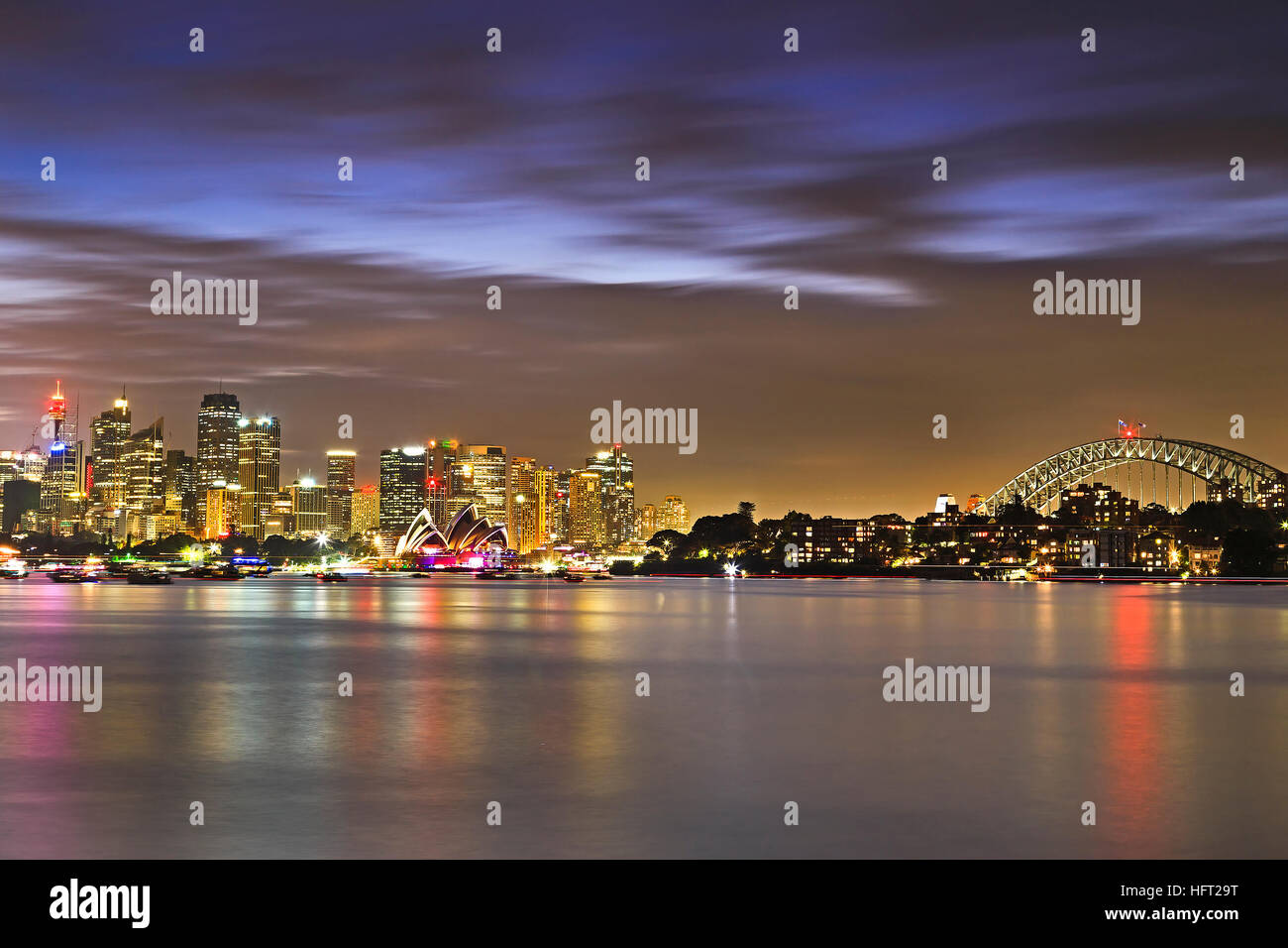 Panorama della città di Sydney landmarks oltre il porto dal ponte per Skysrapers e le torri della CBD al tramonto. Foto Stock