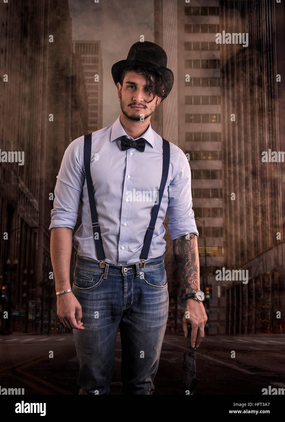 Giovane uomo dal passato, con high-hat e bow tie-in Foto Stock