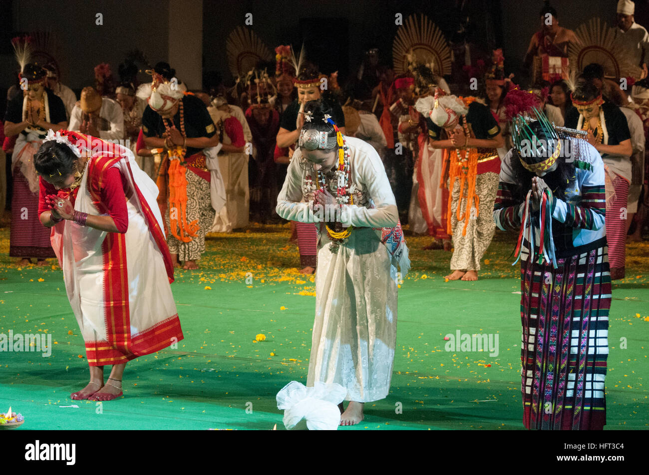 Curtain Call per danzatori provenienti da tutta la regione, eseguendo in 'Colori dell India nordorientale" presso il Festival Sangai, Imphal, India Foto Stock