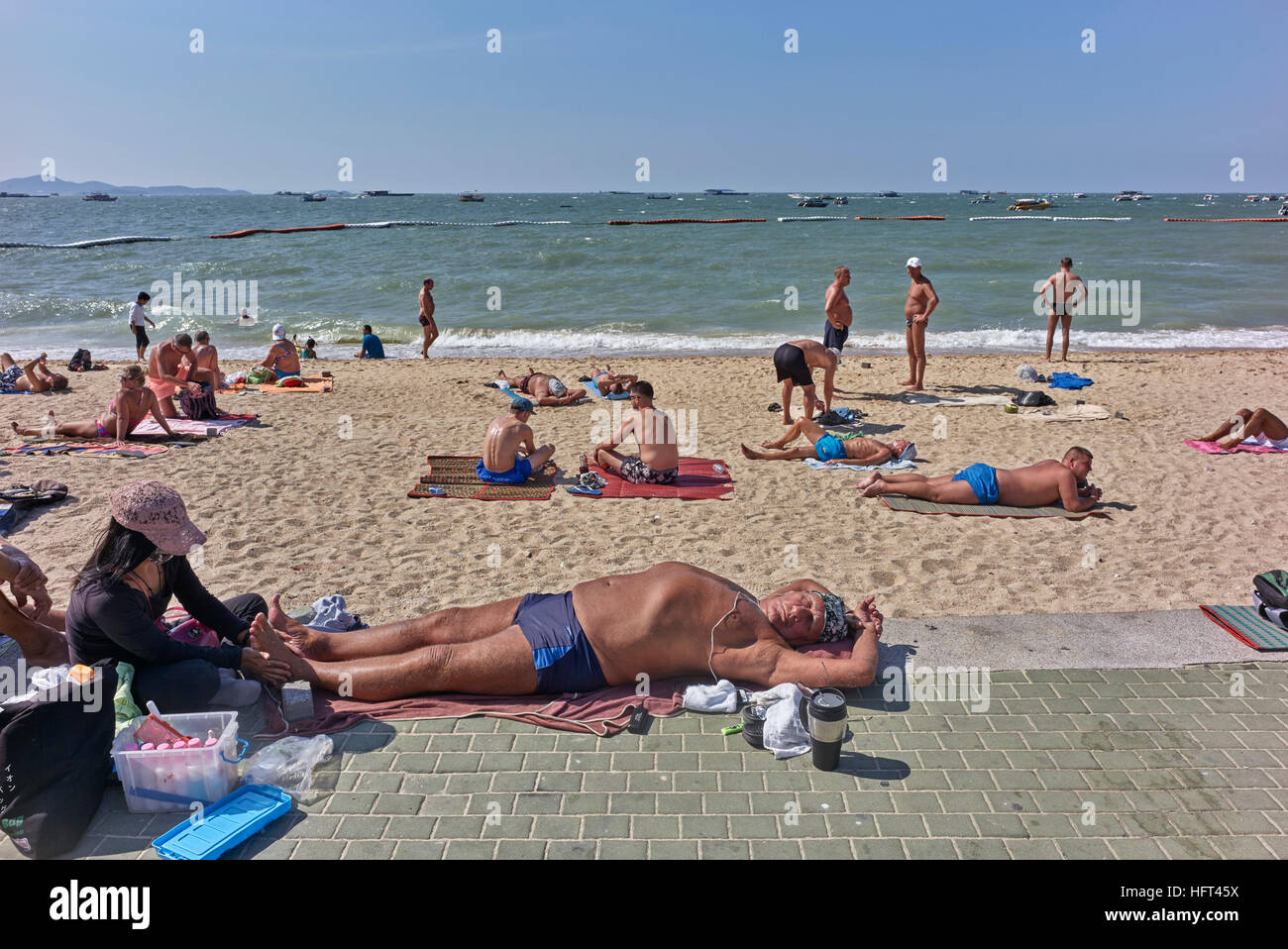 Thailandia turisti prendere il sole sulla spiaggia di Pattaya Thailandia S. E. Asia compreso il servizio massaggi. Foto Stock