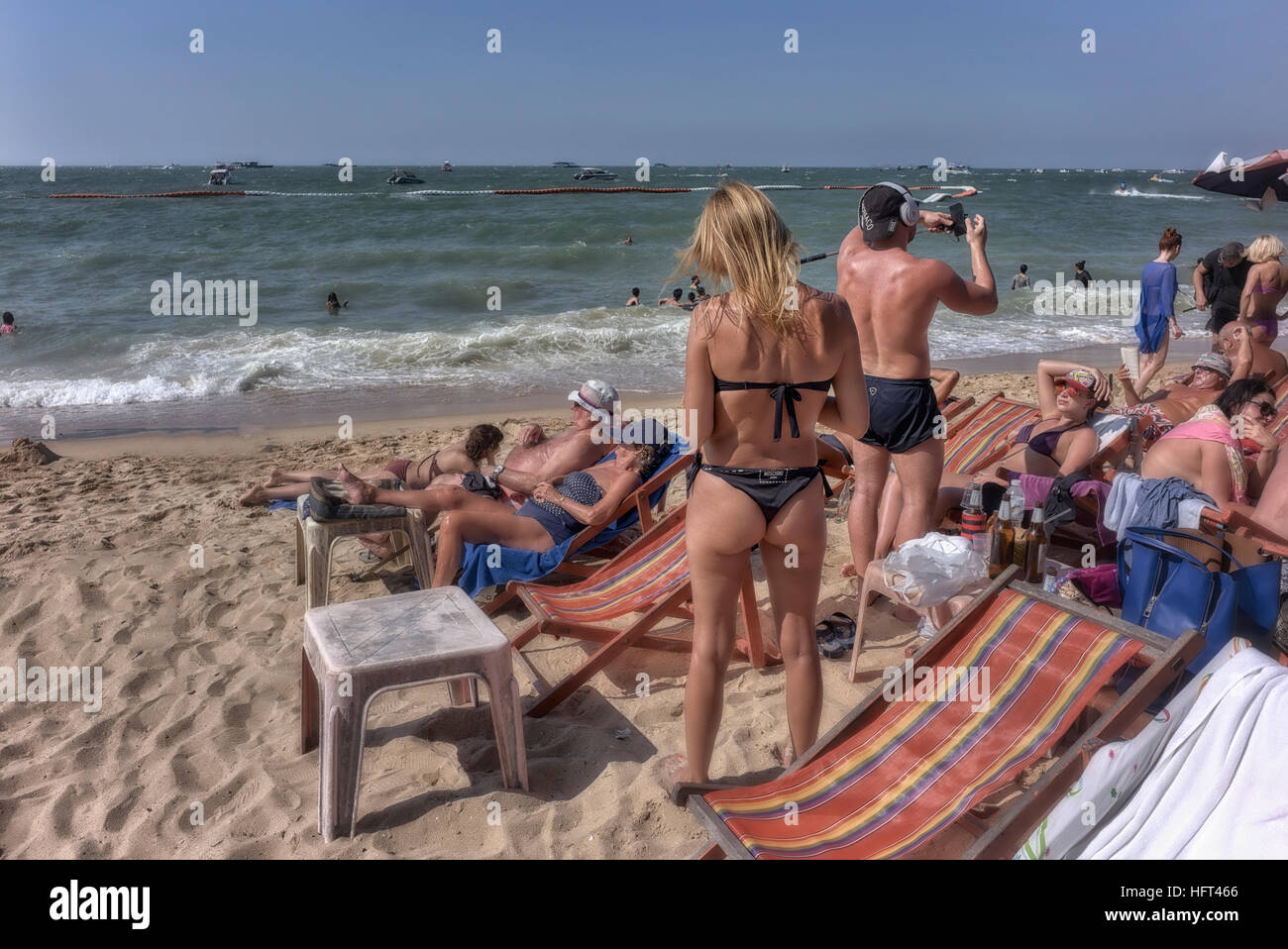 Spiaggia di Pattaya. I turisti si abbronzano sulla spiaggia di Pattaya Thailandia S. E. Asia Foto Stock