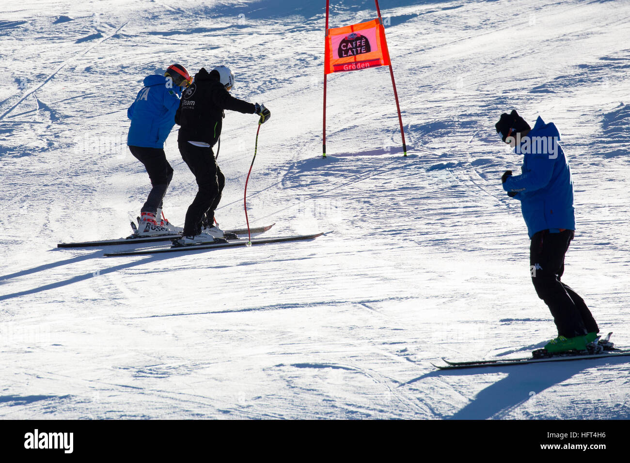 La Val Gardena, Italia 16 dicembre 2016. Christof Innerhofer dell Italia durante il pre gara ispezione della Saslong corso per l'Audi FIS sci alpino Foto Stock