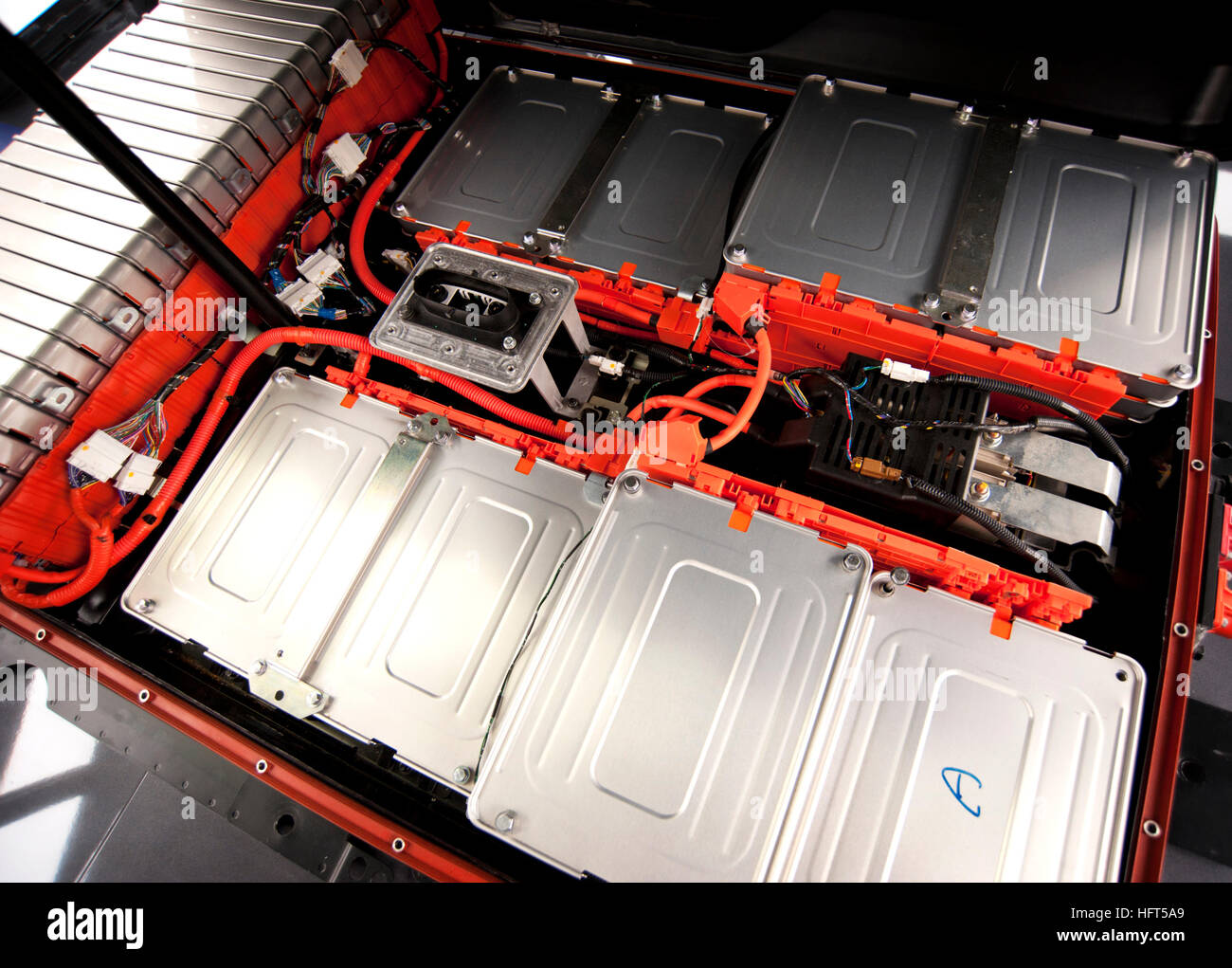 Quarantotto le batterie agli ioni di litio pila insieme per creare una grande fonte di energia per il 100% elettrico Nissan Leaf. Foto Stock