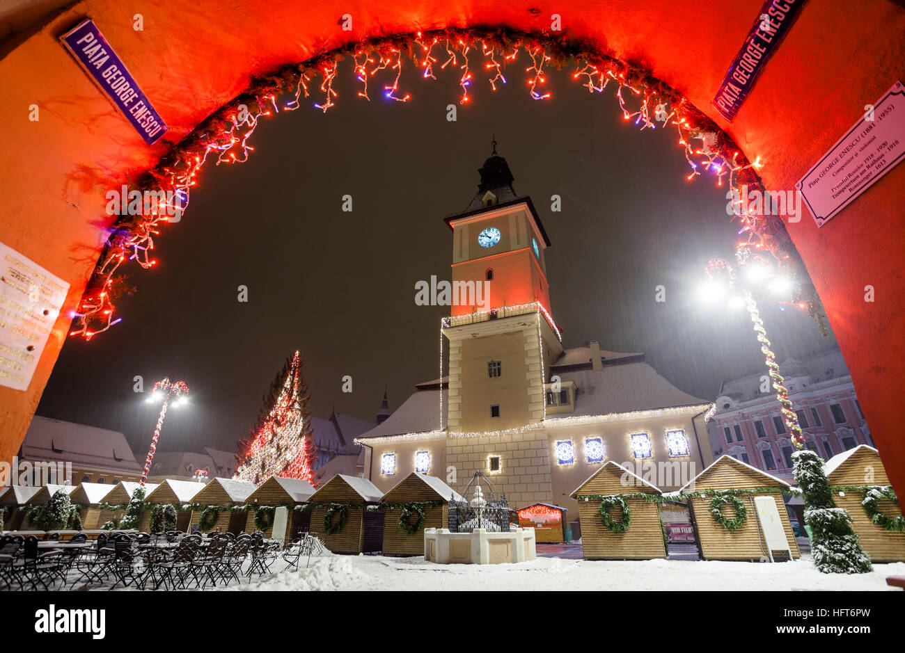 Brasov Casa Consiglio vista notte decorato per il Natale e il tradizionale mercato invernale nel centro storico, Romania Foto Stock