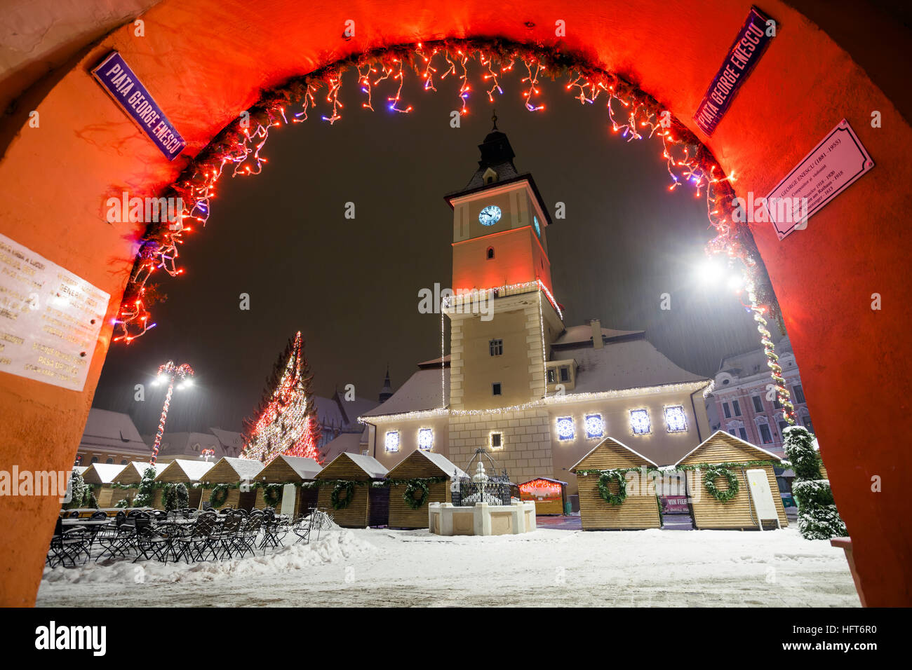 Brasov Casa Consiglio vista notte decorato per il Natale e il tradizionale mercato invernale nel centro storico, Romania Foto Stock