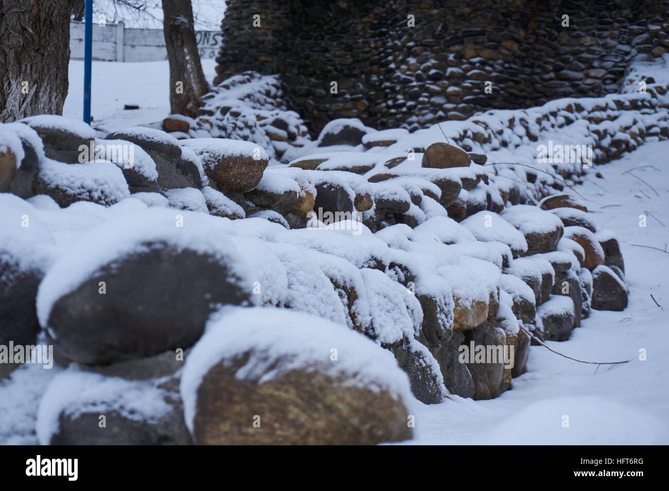 L'Inverno è qui! La neve e i fiocchi di neve è ovunque boccole degli alberi della foresta percorso umano fairyland impianti di alimentazione di energia eolica Foto Stock