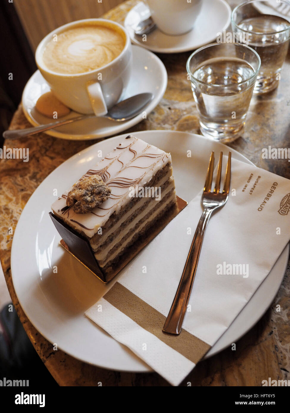Esterhazy torta e cappuccino a kavehaz Gerbeaud a Budapest, Ungheria. Foto Stock