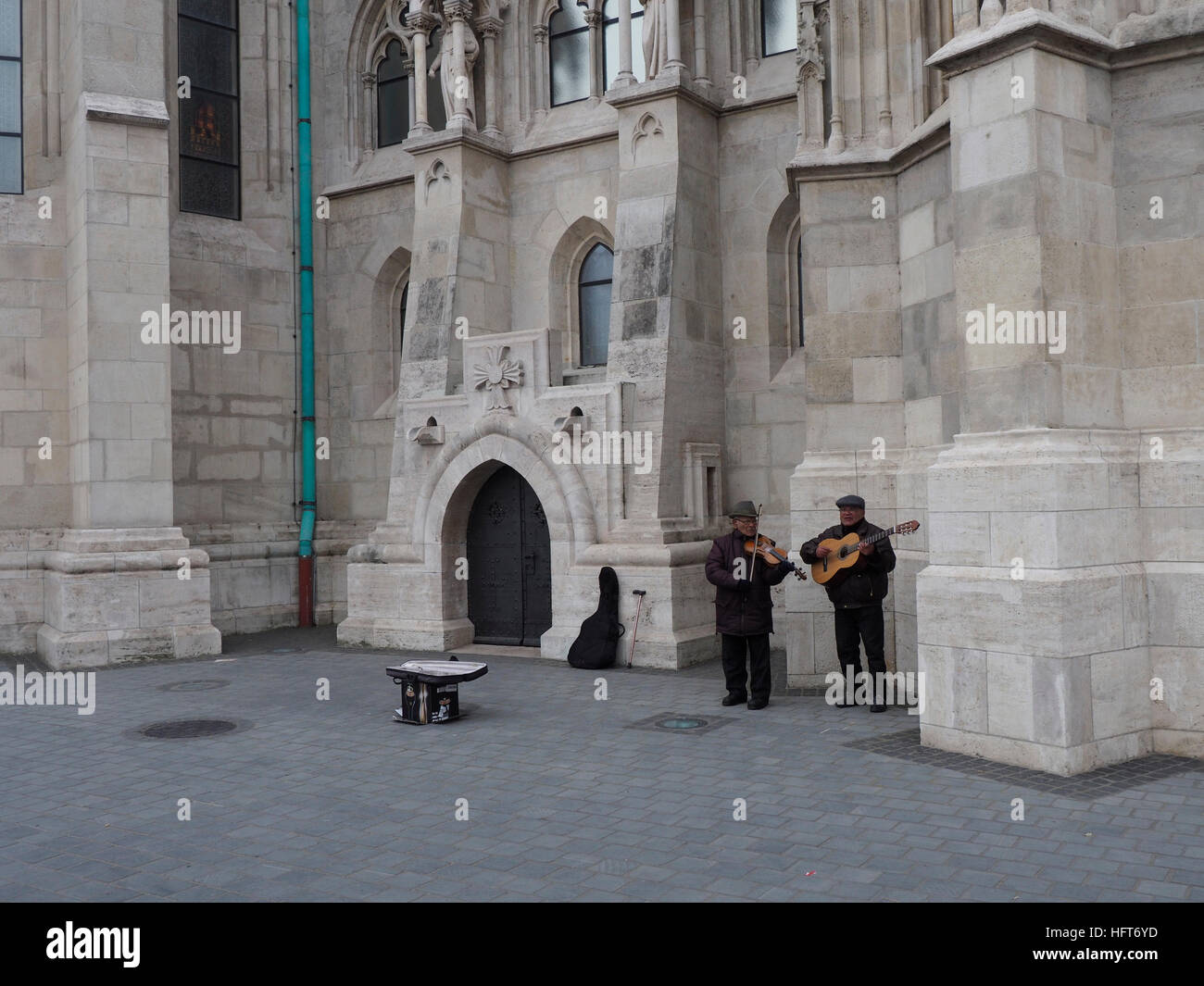 Musicisti di strada dietro la restaurata chiesa di San Mattia a Budapest, Ungheria Foto Stock