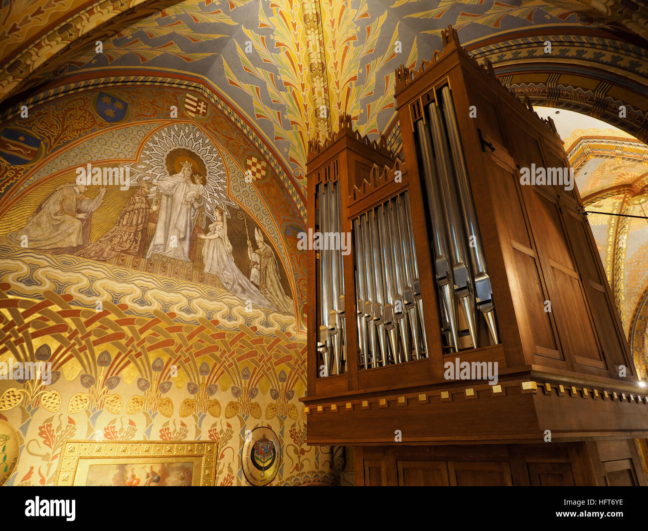 L'organo a canne nella splendidamente restaurata la chiesa di San Mattia a Budapest, Ungheria Foto Stock
