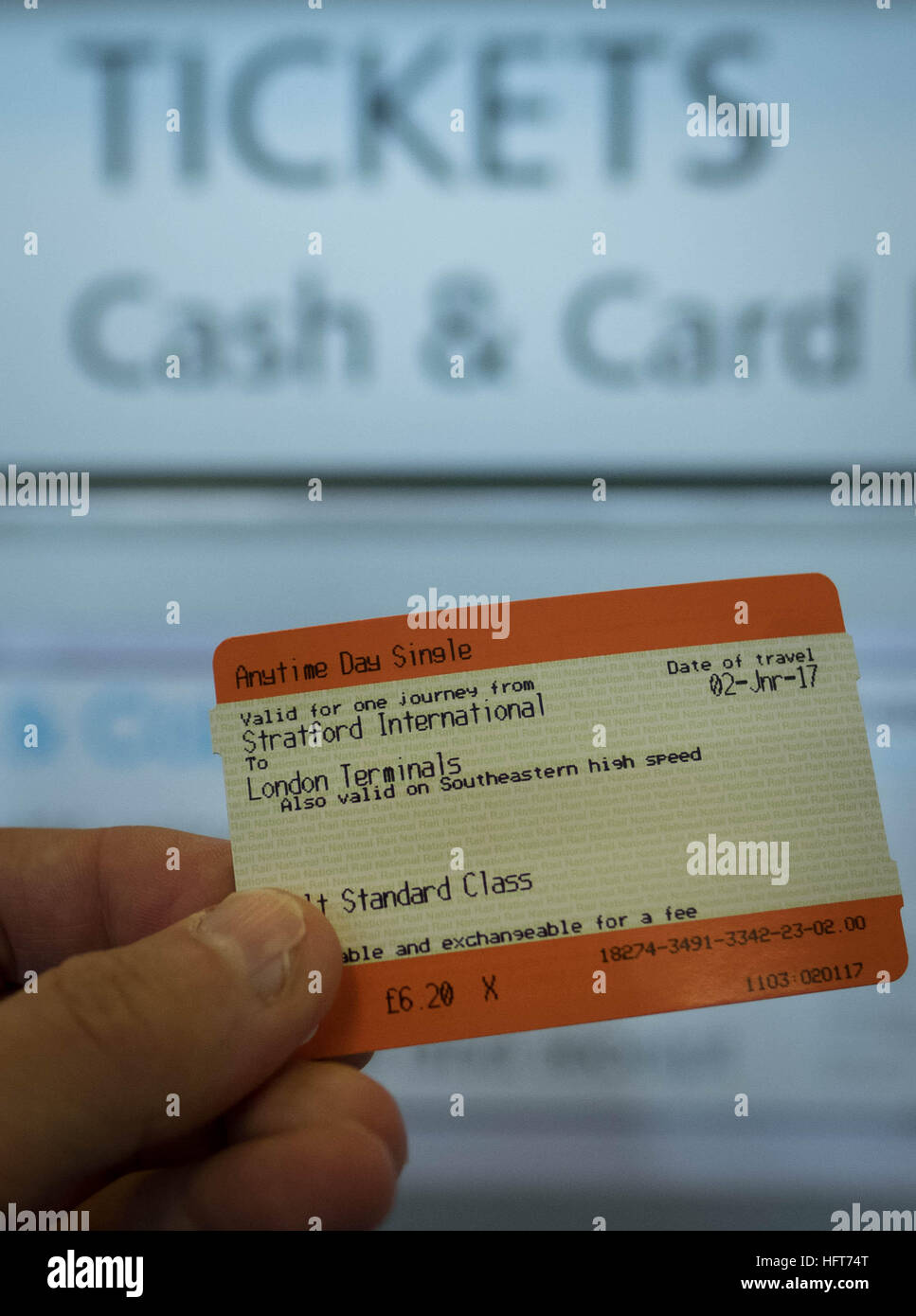I passeggeri acquistano il biglietto alla stazione ferroviaria di Stratford, nella zona est di Londra, poiché l'aumento annuale delle tariffe ferroviarie è stato descritto dagli attivisti dei trasporti pubblici come "un altro calcio nei denti" per i passeggeri. Foto Stock