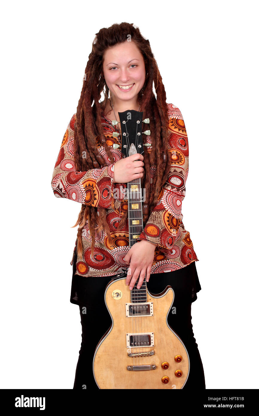 Felice ragazza con dreadlocks capelli e chitarra Foto Stock