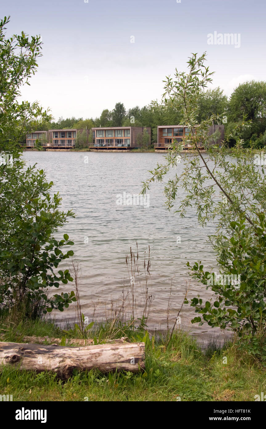Laghi da yoo, case costruite intorno ad una serie di laghi di cotswolds,lechlade,Gloucestershire, UK. Foto Stock