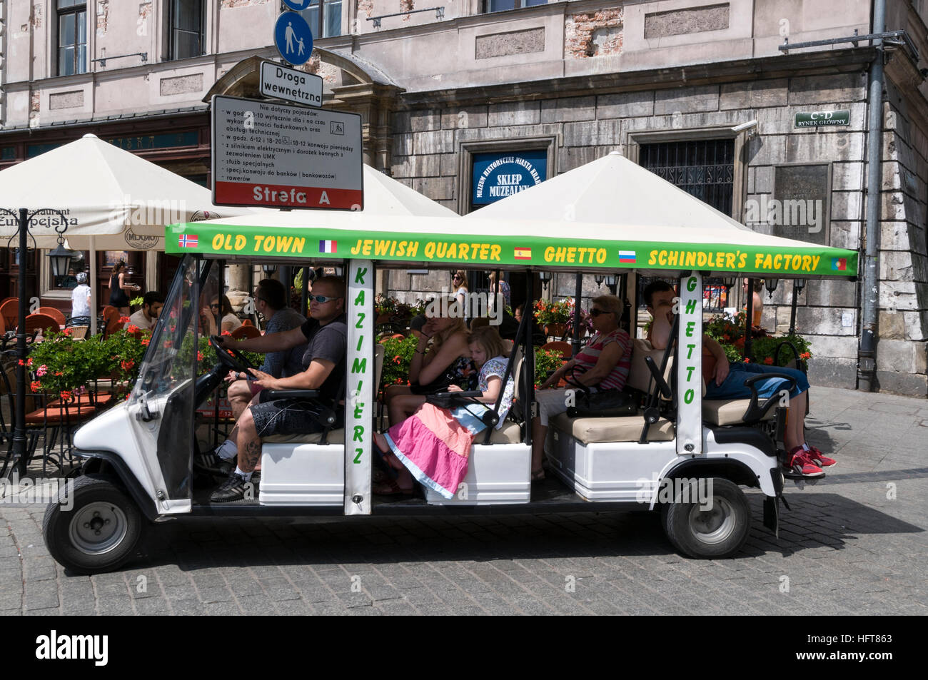 I turisti noleggiare un tour della città buggy per una strada e tour delle attrazioni di Cracovia in Polonia. Foto Stock
