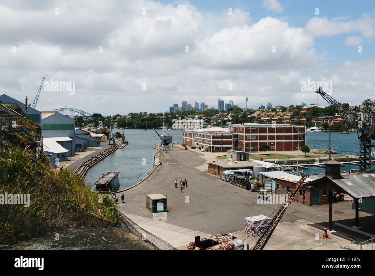 Vista dei Docks Precinct e skyline di Sydney a Cockatoo Island Foto Stock
