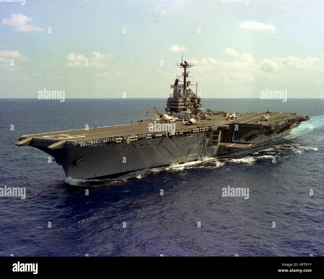 Una porta vista di prua della portaerei USS INDIPENDENZA (CV-62) in corso. USS Indipendenza (CV-62) in corso 1979 Foto Stock