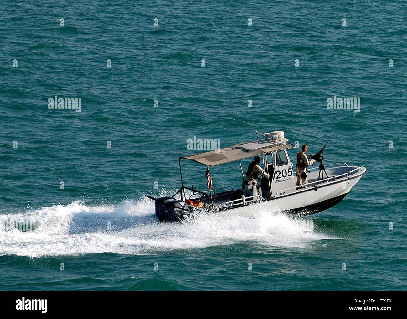 061110-N-8547M-021 Bahrain (nov. 10, 2006) - porto di una imbarcazione di pattuglia assegnata unità di sicurezza navale vigore Bahrain accompagnatrici Amphibious Assault nave USS Saipan (LHA 2) lontano dal molo a seguito di una breve visita di porta e il carico di lavoro della miniera ampie attrezzature da miniera di elicottero contromisura uno cinque (HM-15). Saipan è attualmente in distribuzione in Quinta Flotta area di responsabilità condurre le operazioni di sicurezza marittima (MSO) nel Golfo di Aden, Golfo di Oman, Mare Arabico, il Mar Rosso e l'Oceano Indiano. Stati Uniti Foto di Marina di Massa Specialista comunicazione marinaio Patrick W. Mullen III (rilasciato) US Navy 061 Foto Stock