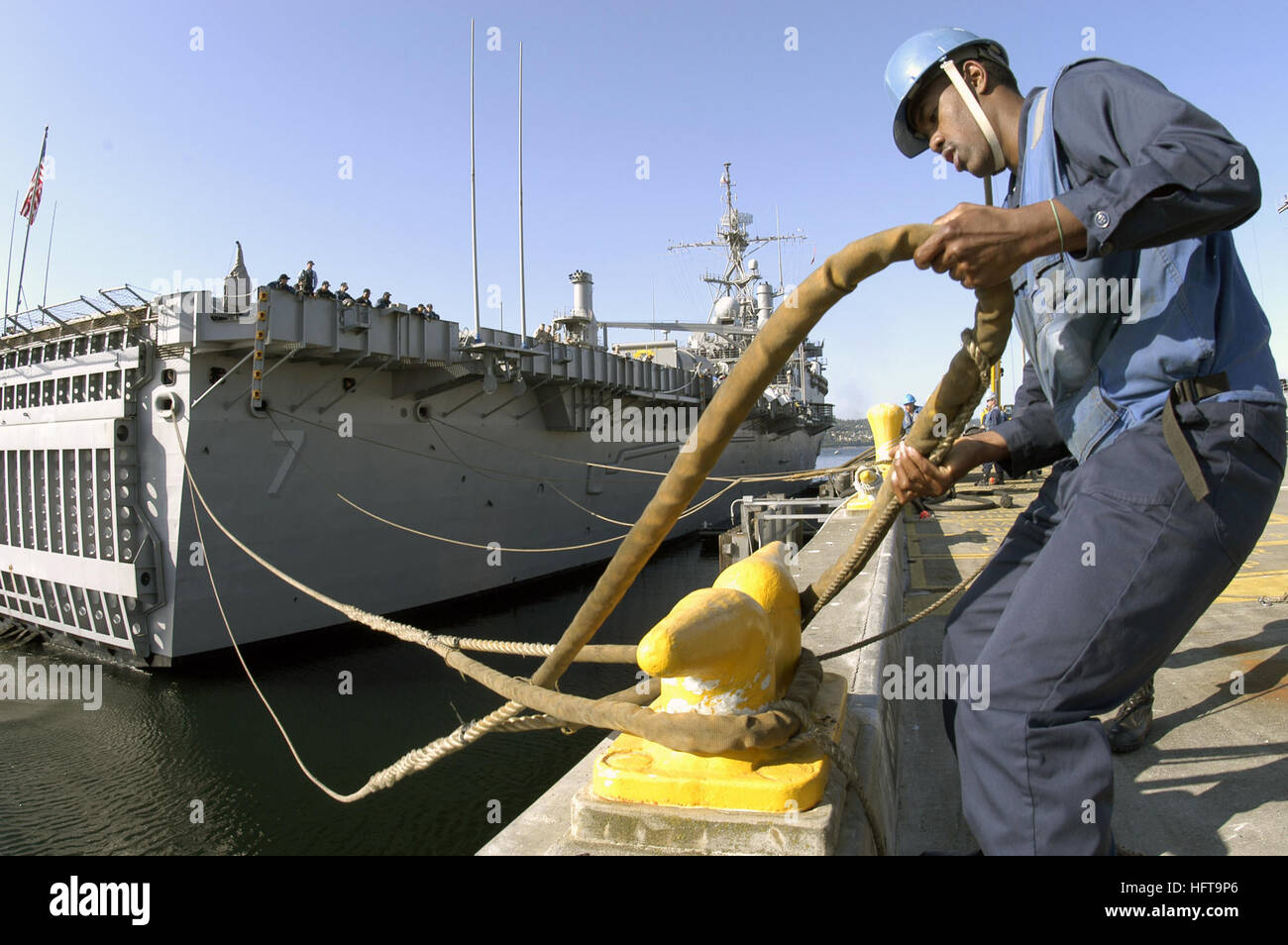 070730-N-3390M-001 Everett, Washington. (30 luglio 2007) - marinaio Rodney pareti, di visite-missile destroyer USS Shoup (DDG 86), immerge l'occhio dell'ormeggio di poppa la linea di trasporto anfibio dock USS Cleveland (LPD 7) per fissare la nave al molo durante le navi di arrivo alla stazione navale (NAVSTA) Everett. Cleveland è a NAVSTA Everett a partecipare in mare Fair 2007 insieme a diverse altre navi della Marina Militare. Stati Uniti Foto di Marina di Massa lo specialista di comunicazione 2a classe Douglas G. Morrison (rilasciato) Navy US 070730-N-3390M-001 marinaio Rodney pareti, di visite-missile destroyer USS Shoup (DDG 86), immerge l'occhio Foto Stock