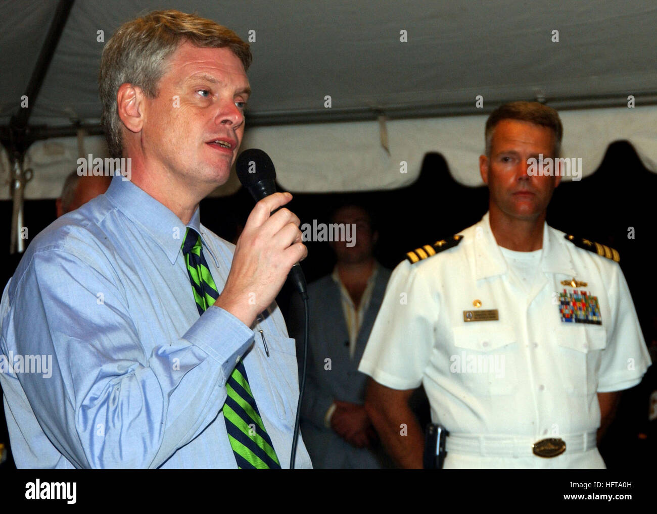 061115-N-3285B-N-204 Sint Eustatius (nov. 15, 2006) - Console Generale per le Antille Olandesi Robert E. Sorenson parla a un ricevimento detenute a bordo della Oliver Hazard Perry-classe fregata USS Stephen W. Groves (FFG 29) per onorare e soddisfare dignitari locali da Sint Eustatius, in quanto la nave il Comandante Capt. Jon Kreitz ascolta. Boschetti è condurre esercitazioni e operazioni in mare, insieme con la porta di visite e di altri eventi a terra, per promuovere strutture militari con contatto regionale forze marittime a sostegno del Teatro La cooperazione in materia di sicurezza. Stati Uniti Foto di Marina di Massa lo specialista di comunicazione 2 Foto Stock