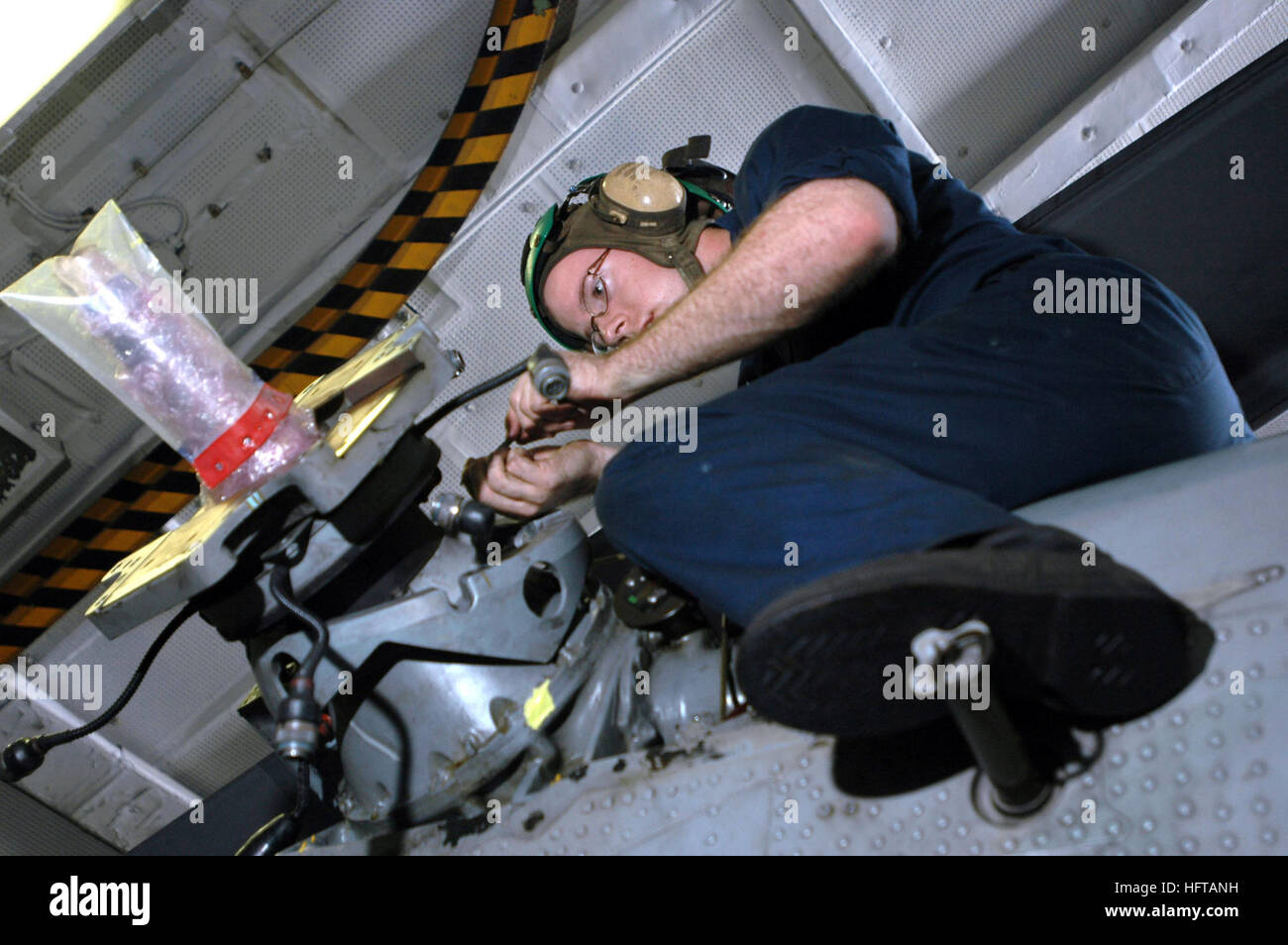061127-N-1332Y-041 sul Mare del Sud della Cina (nov. 27, 2006) - Aviazione da elettricista, Mate Airman David Hartmon, da Somerset, Wis., rimuove una parte dalla sezione di coda di una SH-60B Seahawk assegnato all'elicottero Anti-Submarine Squadron luce cinque uno (HSL-51) a bordo USS Kitty Hawk (CV 63). HSL-51 marinai eseguire ispezioni sui due avviato SH-60B ogni 175 ore di volo per mantenere le massime prestazioni di elicotteri. Kitty Hawk, che operano al di fuori di attività della flotta Yokosuka, Giappone, è attualmente su un pianificate regolarmente la distribuzione. Stati Uniti Foto di Marina di Massa Specialista comunicazione marinaio Adam York Foto Stock