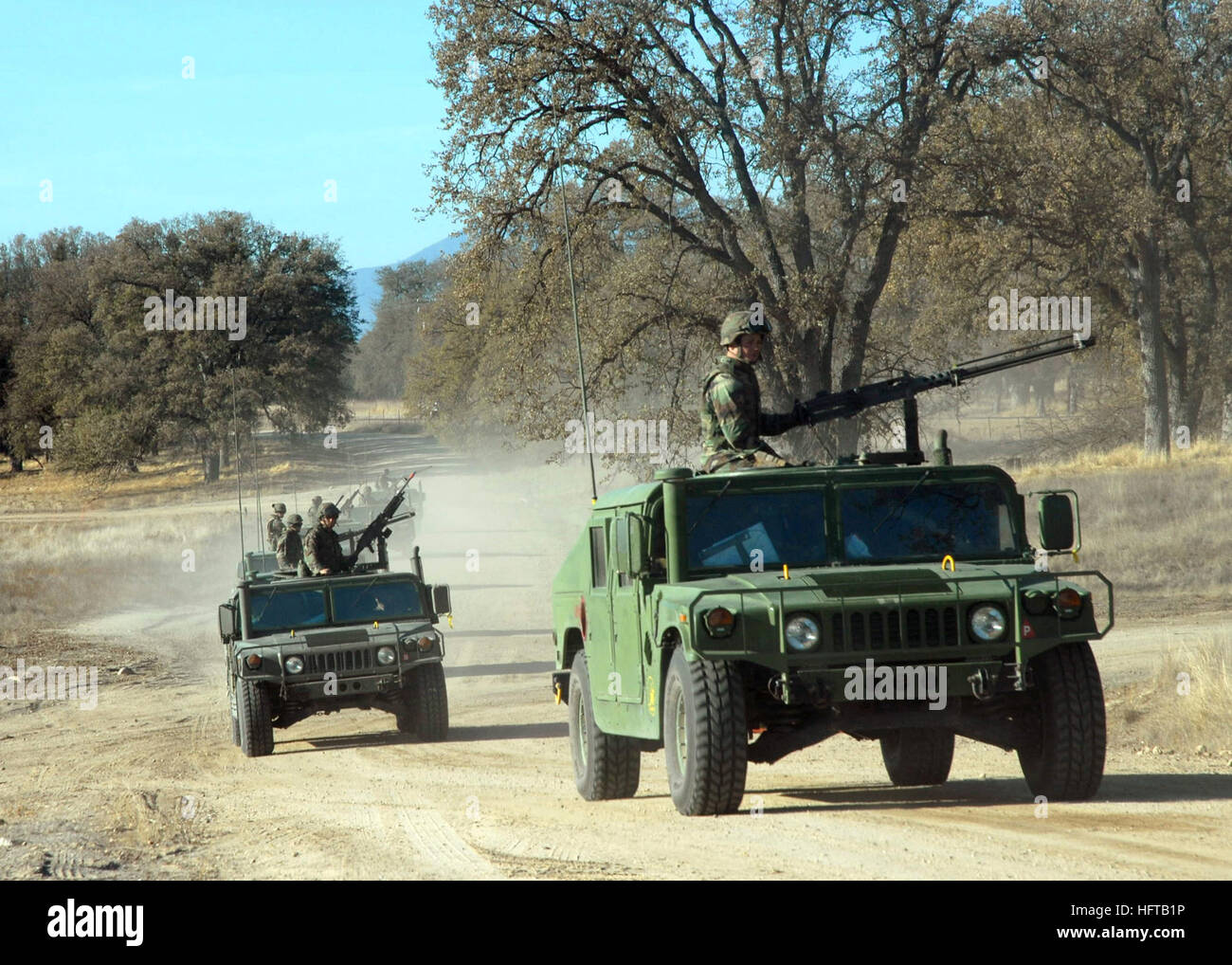 061207-N-3560G-007 Fort Hunter Liggett, California (Dec. n. 7, 2006) - Membri del Naval Mobile Battaglione di costruzione quattro (NMCB-4) convoglio in alta mobilità multiuso di veicoli a ruote (HMMVVs) durante l'esercizio di campo Operazione duello del cuscinetto. NMCB-4 è homeported presso la base navale di Ventura County, Port Hueneme, California Stati Uniti Foto di Marina di Massa lo specialista di comunicazione 2a classe Ronald Gutridge (rilasciato) Navy US 061207-N-3560G-007 Membri della Naval Mobile Battaglione di costruzione quattro (NMCB-4) convoglio in alta mobilità multiuso di veicoli a ruote (HMMVVs) durante l'esercizio di campo Operazione duello del cuscinetto Foto Stock