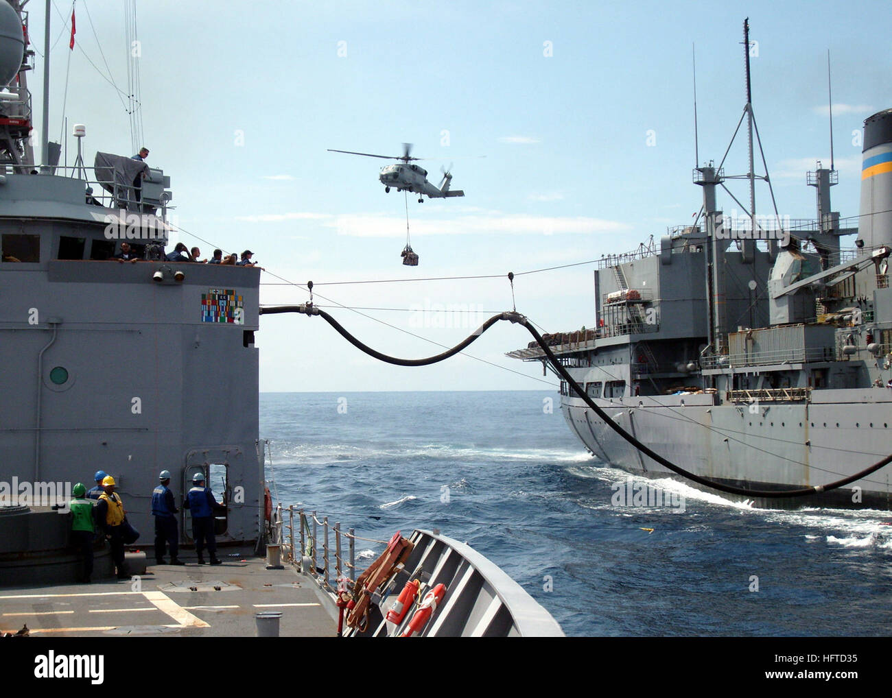 070903-N-7111B-001 OCEANO PACIFICO (sett. 3, 2007) - Visite-missile fregata USS Halyburton (FFG 40) conduce un rifornimento in corso con Sealift militare di alimentazione comando nave USNS Saturno (T-AFS 10). Halyburton e elicottero imbarcato Anti-Submarine Squadron luce (HSL) 44 sono distribuiti sotto il controllo operativo della U.S. Forze Navali Comando meridionale come parte di un giunto/interagenzie task force conducendo contro il narcotraffico operazioni nei Caraibi e nel Pacifico orientale. Stati Uniti Navy foto di alfiere Jeramy Brux (rilasciato) Navy US 070903-N-7111B-001 guidato-missile fregata USS Halyburton Foto Stock