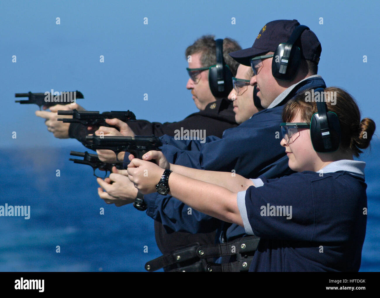 080121-N-4649C-016 Mare del Giappone (GEN. 21, 2008) marinai a bordo guidato-missili cruiser USS Shiloh (CG 67) fire 9 mm pistole durante piccole armi qualifiche. Shiloh, assegnato a Destroyer Squadron 15 distribuito a Yokosuka, Giappone, è su una distribuzione programmata. Stati Uniti Foto di Marina di Massa lo specialista di comunicazione 2a classe Chantel M. Clayton (rilasciato) Navy US 080121-N-4649C-016 i marinai a bordo guidato-missili cruiser USS Shiloh (CG 67) fire 9 mm pistole durante piccole armi qualifiche Foto Stock