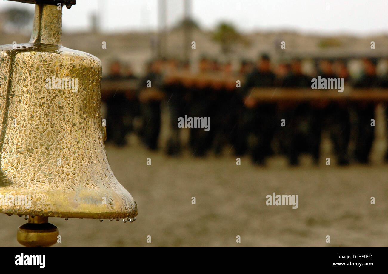 070131-N-5169H-322 Coronado, California (Gen. 31, 2007) - Base di demolizione subacquea/guarnizione (BUD/S) gli studenti svolgono PT Log durante l'inferno settimana presso la Naval Special Warfare Center, dove gli studenti possono partecipare in cinque giorni e mezzo di continua Navy SEAL training, con solo quattro ore di sonno. Durante la settimana di inferno, la campana è sempre presente anche sulla spiaggia, dovrebbe uno studente decide di non ha più voglia di continuare con il corso di formazione. BUD/S gli studenti devono sopportare 27 intense settimane di formazione in modo da poter graduare a piacere dal programma, seguita da sei mesi di guarnizione qualifica professionale (SQT) prima che possiamo Foto Stock