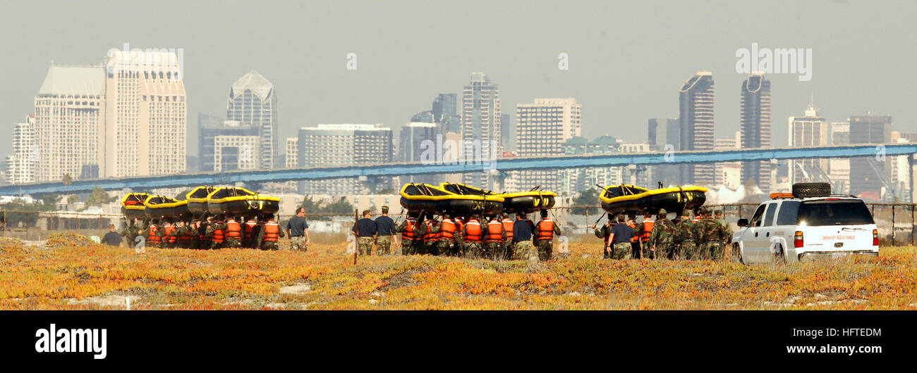 070202-N-5169H-733 Coronado,California (Feb. 2, 2007) - Il Ponte di Coronado e San Diego skyline di base del telaio di demolizione subacquea/guarnizione (BUD/S) gli studenti come essi corrono con le loro imbarcazioni gonfiabili torna a BUD/S composto presso la Naval Special Warfare Center. BUD/S gli studenti devono sopportare 27 intense settimane di formazione in modo da poter graduare a piacere dal programma, seguita da sei mesi di guarnizione qualifica professionale (SQT) prima di poter indossare il tridente di U.S. Navy SEAL. Stati Uniti Foto di Marina di Massa lo specialista di comunicazione 2a classe Marcos T. Hernandez (rilasciato) Navy US 070202-N-5169H-733 il Coronado Bridge e Foto Stock