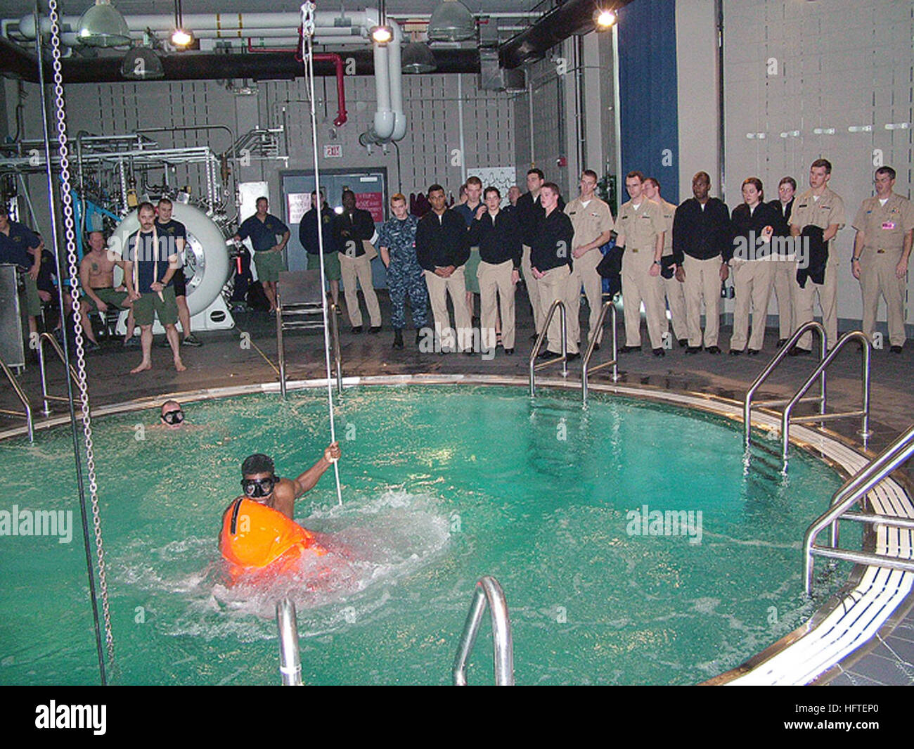 101118-N-9531K-003 Groton, Connecticut. (Nov 18, 2010) aspiranti guardiamarina dall'U.S. Accademia navale Dolphin Club osservare un marinaio di eseguire una salita pressurizzato nel sottomarino ascent trainer presso la Naval Scuola Sommergibili a Naval base sottomarina di New London. (U.S. Navy foto di William Kenny/RILASCIATO) Navy US 101118-N-9531K-003 aspiranti guardiamarina dall'U.S. Accademia navale Dolphin Club osservare un marinaio di eseguire una salita pressurizzato nel sottomarino ascen Foto Stock