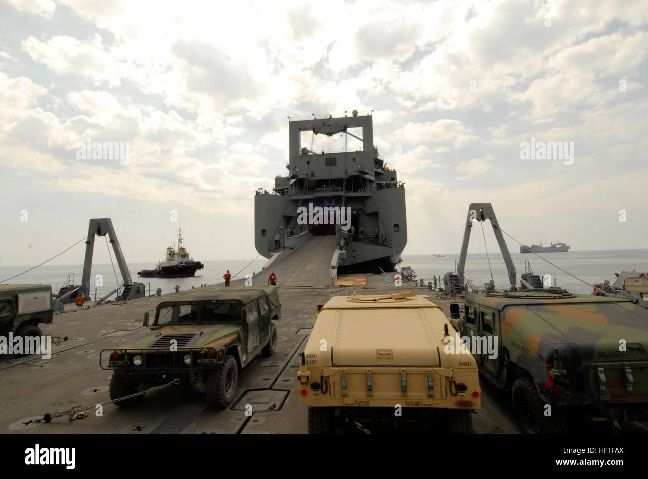 070211-N-1226D-086 Puerto Quetzal, Guatemala (feb. 11, 2007) - Il militare Sealift Command (MSC) roll-on/roll-off nave USNS Soderman (T-AKR 317) Rampa di scarico viene utilizzata per il carico su apparecchiature per la Marina migliorato sistema di alleggio durante il sostegno umanitario oltre la riva (HSOTS) 2007. Questo evento segna la prima volta la rampa è stata utilizzata in una grande scala oltre la riva di esercizio. HSOTS è una simulazione di soccorso in caso di catastrofe assistenza risposta che comporta attrezzature transportating dal tecnico di due task force. Circa 1.300 soldati e le donne, che rappresentano la Marina, Esercito, Guardia nazionale, Foto Stock