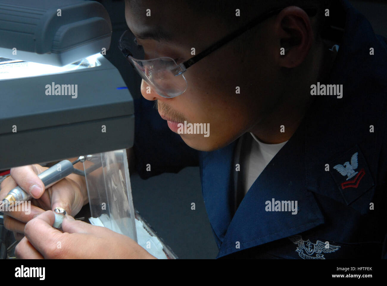 070213-N-3659B-124 Oceano Pacifico (feb. 13, 2007) - Ospedale Corpsman 2a classe Noel Toledo, da San Diego, forme di una protesi dentaria in studio dentistico a bordo della Nimitz-class portaerei USS Ronald Reagan (CVN 76). Il Ronald Reagan Divisione dentale di cure per oltre 50 marinai su una media giornata al mare e offre molti diversi tipi di cura compresa chirurgia orale, corone, ponti, pulizie e canali radicolari. Il Ronald Reagan Carrier Strike gruppo è attualmente in corso sulla distribuzione a sostegno degli Stati Uniti per le operazioni militari nel Pacifico occidentale. Stati Uniti Navy foto di comunicazione di massa Foto Stock