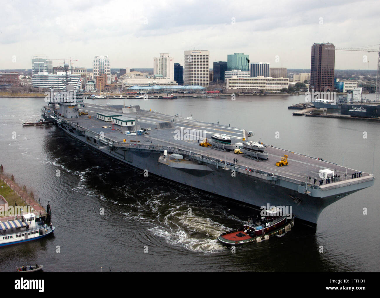 070307-N-8138B-001 Norfolk, Virginia (7 marzo 2007) - Nimitz-class portaerei USS Theodore Roosevelt (CVN 71) rende il suo transito lungo il fiume Elizabeth dalla stazione navale di Norfolk Norfolk Naval Shipyard. Roosevelt sta subendo un incrementale previsto periodo di disponibilità per la manutenzione. Stati Uniti Foto di Marina di Massa Communications Specialist Seaman Eben Boothby (rilasciato) Navy US 070307-N-8138B-001 Nimitz-class portaerei USS Theodore Roosevelt (CVN 71) rende il suo transito lungo il fiume Elizabeth dalla stazione navale di Norfolk Norfolk Naval Shipyard Foto Stock