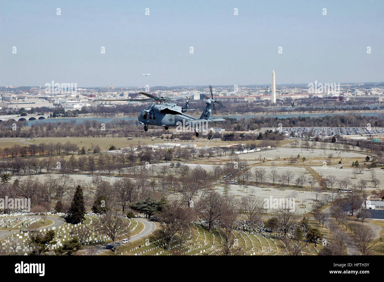 070309-N-6157R-039 Arlington, Virginia (9 marzo 2007) Ð un MH-60S Seahawk, assegnato al mare in elicottero Combat Squadron (HSC) 28, esegue il 'missing man' formazione lungo con elicotteri da HSC-26, HSC-22 e HSC-2 presso il servizio funebre per Lt. Adam Dyer presso il Cimitero Nazionale di Arlington. Dyer è stato ucciso in Elicottero incidente al largo della costa della California, Gennaio 26, 2007. Stati Uniti Foto della marina da guerra aerea Systems Operator 2a classe Cody W. Roach (rilasciato) Navy US 070309-N-6157R-039 un MH-60S Seahawk, assegnato al mare in elicottero Combat Squadron (HSC) 28, esegue l'uomo mancante formazione Foto Stock