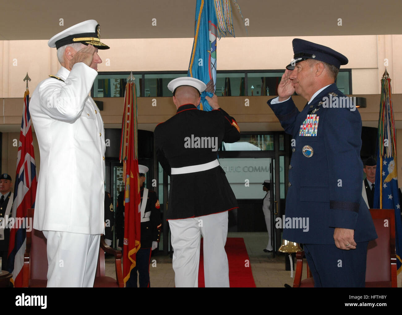 070312-N-5783F-003 CAMP H. M. SMITH, Hawaii (12 marzo 2007) Ð Adm. William J. Fallon, Commander, U.S. Pacifico Comando, rinuncia a comando per Lt. Gen. Daniel P. foglia, vice comandante della U.S. Comando del pacifico. Fallon si diparte pacifico comando dopo aver servito per due anni con distinzione di assumere le funzioni di comandante, U.S. Comando centrale, a Tampa, Fla. Leaf servirà come agente commander fino al prossimo comandante è confermato da parte del governo degli STATI UNITI Senato. Il Presidente George W Bush ha designato Adm. Timothy J. Keating, Commander, U.S. Comando Nord, per la nomina come comandante, U.S. Comando del pacifico. U Foto Stock