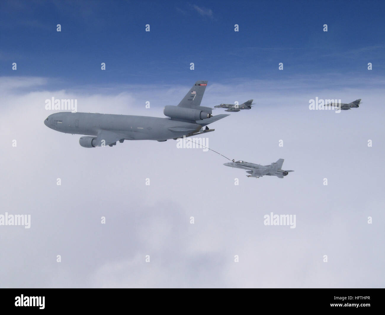070316-N-3913C-001 AFGHANISTAN (16 marzo 2007) - Un'F/A-18C Hornet aeromobile dal 'Argonauti' di Strike Fighter Squadron (VFA) 147 imbarcato a bordo della Nimitz-class portaerei USS John C. Stennis (CVN 74) conduce un in volo il rifornimento di carburante con una forza aerea KC-10 Extender aeromobile da Travis Air Force Base in California, sull'Afghanistan. Due francesi Dassault-Breguet Super Etendard aeromobile distribuito dalla Marina Militare francese FNS Charles de Gaulle (R 91) attendono le operazioni di rifornimento spegnere il petroliere lato a tribordo. Stati Uniti Foto di Marina dalla Cmdr. Dan Cheever (rilasciato) Navy US 070316-N-3913C-001 un F-A-18C0 Foto Stock