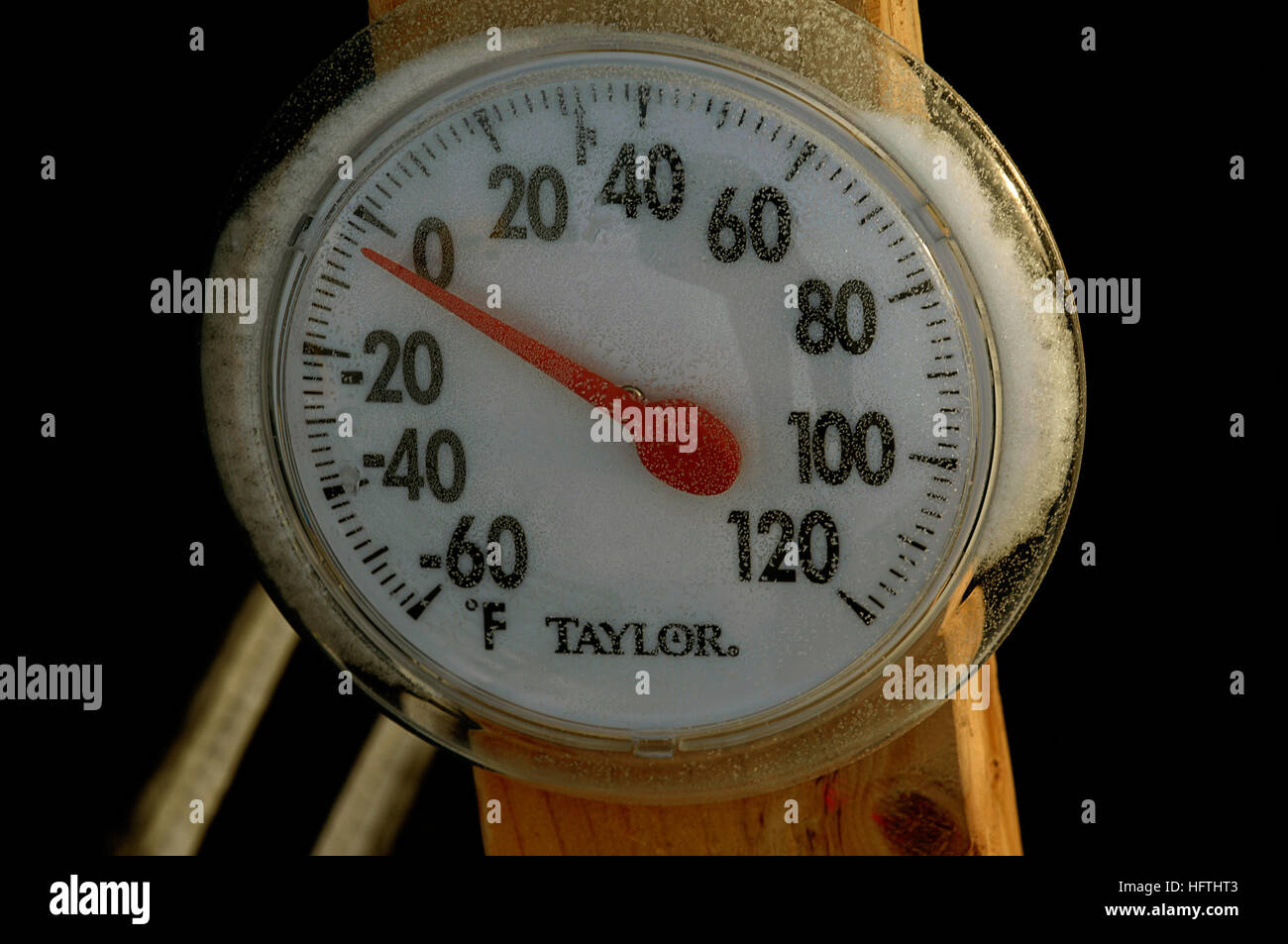 070317-N-3642ES-379 OCEANO ARTICO (17 marzo 2007) - Durante la parte più calde del giorno, di un termometro esterno alla Applied Physics Laboratory della stazione ICE (APLIS) pasticcio tenda continua a non rompere il sub-temperature di congelamento. APLIS si trova 180 miglia nautiche al largo della costa nord dell'Alaska ed è la casa del l'ICEX-07, U.S. La marina e la Royal Navy esercizio essendo eseguita per dimostrare il nationsÕ impegno per garantire l'accesso a tutte le acque internazionali. Stati Uniti Foto della marina da capo la comunicazione di massa specialista Shawn P. Eklund (rilasciato) Navy US 070317-N-3642ES-379 durante la parte più caldi Foto Stock