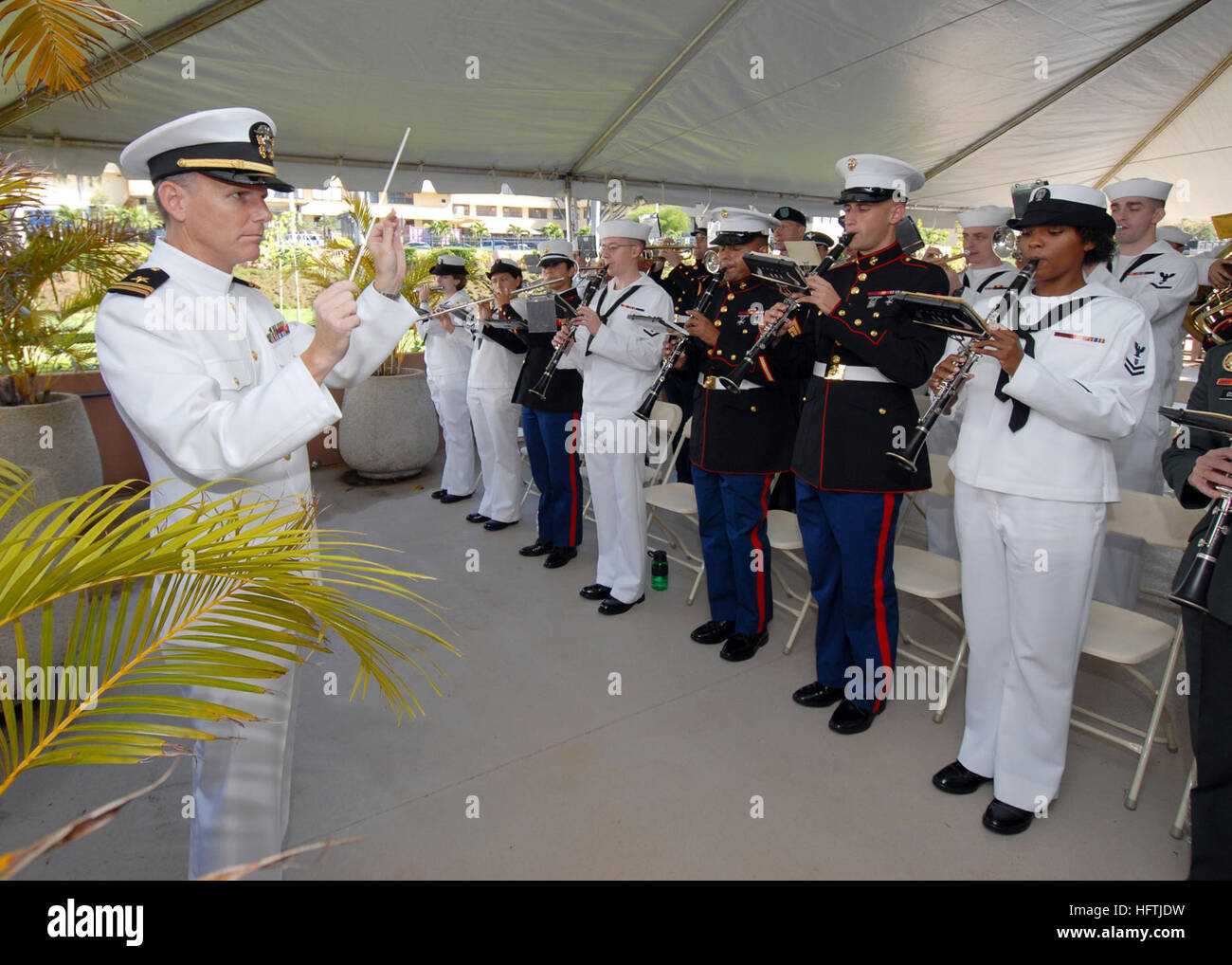 070326-N-4965F-002 CAMP SMITH, Hawaii (26 marzo 2007) - USA Flotta del Pacifico Band esegue durante un presupposto della cerimonia di comando per gli Stati Uniti Comando del pacifico. Adm. Timothy J. Keating ha assunto il comando della U.S. Pacifico Comando dal Lt. Gen. Daniel P. foglie durante la cerimonia. Stati Uniti Foto di Marina di Massa lo specialista di comunicazione 1a classe James E. Foehl (rilasciato) Navy US 070326-N-4965F-002 U.S. Flotta del Pacifico Band esegue durante un presupposto della cerimonia di comando per gli Stati Uniti Comando del pacifico. Adm. Timothy J. Keating ha assunto il comando della U.S. Pacifico Comando dal Lt. Gen. Daniel P. Leaf durante Foto Stock