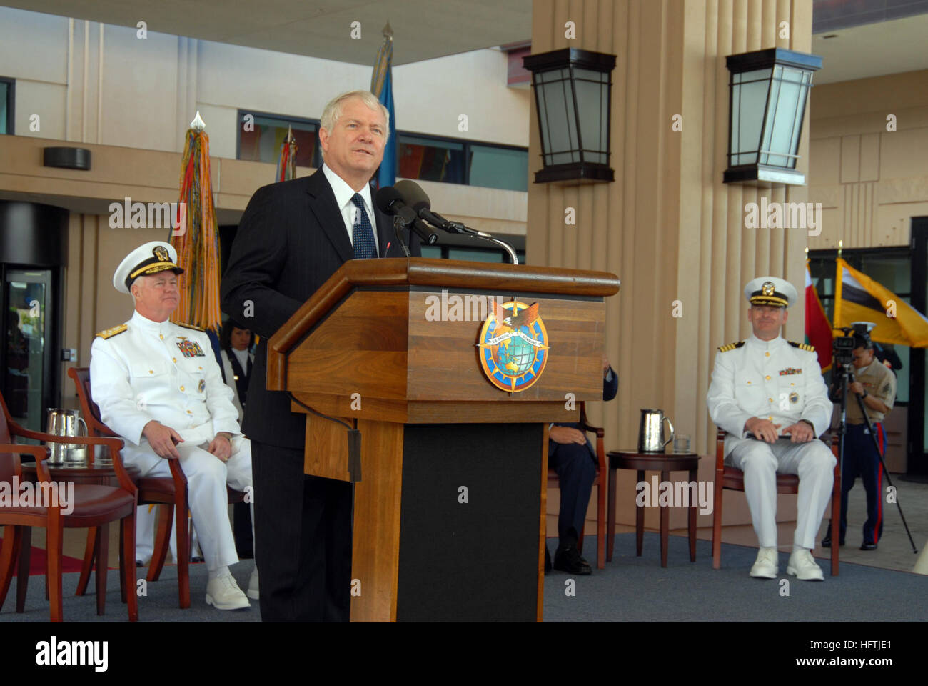 070326-N-4965F-008 CAMP SMITH, Hawaii (26 marzo 2007) - Il Segretario della Difesa (SECDEF) gli onorevoli il dottor Robert M. Gates dà il suo commento durante un presupposto di cerimonia di comando per gli Stati Uniti Comando del pacifico. Adm. Timothy J. Keating, ex comandante di U.S. Comando Nord, assunse il comando degli STATI UNITI Pacifico Comando dal Lt. Gen. Daniel P. foglie durante la cerimonia. Stati Uniti Foto di Marina di Massa lo specialista di comunicazione 1a classe James E. Foehl (rilasciato) Navy US 070326-N-4965F-008 Segretario della Difesa (SECDEF) gli onorevoli il dottor Robert M. Gates dà il suo commento durante un presupposto di cerimonia di comando Foto Stock