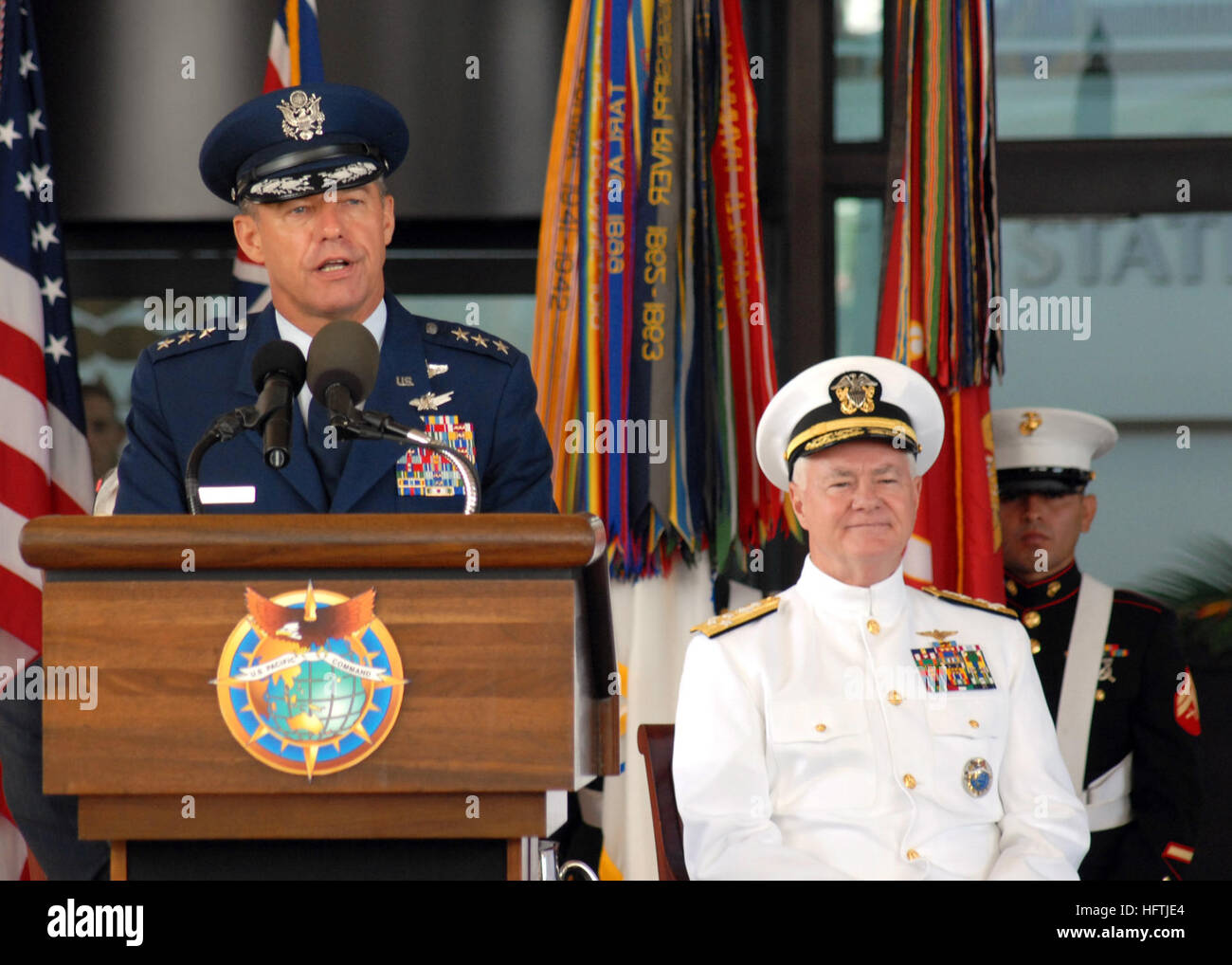070326-N-4965F-009 CAMP SMITH, Hawaii (26 marzo 2007) - Lt. Gen. Daniel P. foglia dà il suo commento durante un presupposto della cerimonia di comando per gli Stati Uniti Comando del pacifico. Adm. Timothy J. Keating ha assunto il comando della U.S. Pacifico Comando dal Lt. Gen. Daniel P. foglie durante la cerimonia. Stati Uniti Foto di Marina di Massa lo specialista di comunicazione 1a classe James E. Foehl (rilasciato) Navy US 070326-N-4965F-009 Lt. Gen. Daniel P. foglia dà il suo commento durante un presupposto della cerimonia di comando per gli Stati Uniti Comando del pacifico. Adm. Timothy J. Keating ha assunto il comando della U.S. Pacifico Comando dal Lt. Gen. Daniel P. Le Foto Stock