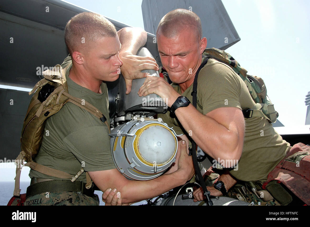070508-N-9760Z-003 OCEANO PACIFICO (9 maggio 2007) - Lance Cpl. Josh Troxell, sinistra e Cpl. Daniel Digregorio, assegnato al 'Red Devils" di Marine Fighter Attack Squadron (VMFA) 232, caricare un GBU-38 bomba su una F/A-18B Hornet a bordo di energia nucleare portaerei USS Nimitz CVN (68). Nimitz Carrier Strike gruppo e avviato Carrier aria Wing (CVW) 11 stanno conducendo le operazioni di sicurezza marittima (MSO). Stati Uniti Foto di Marina di Massa Specialista comunicazione marinaio Eduardo Zaragoza (rilasciato) Navy US 070509-N-9760Z-003 Lancia Cpl. Josh Troxell, sinistra e Cpl. Daniel Digregorio, assegnato per i diavoli rossi Foto Stock