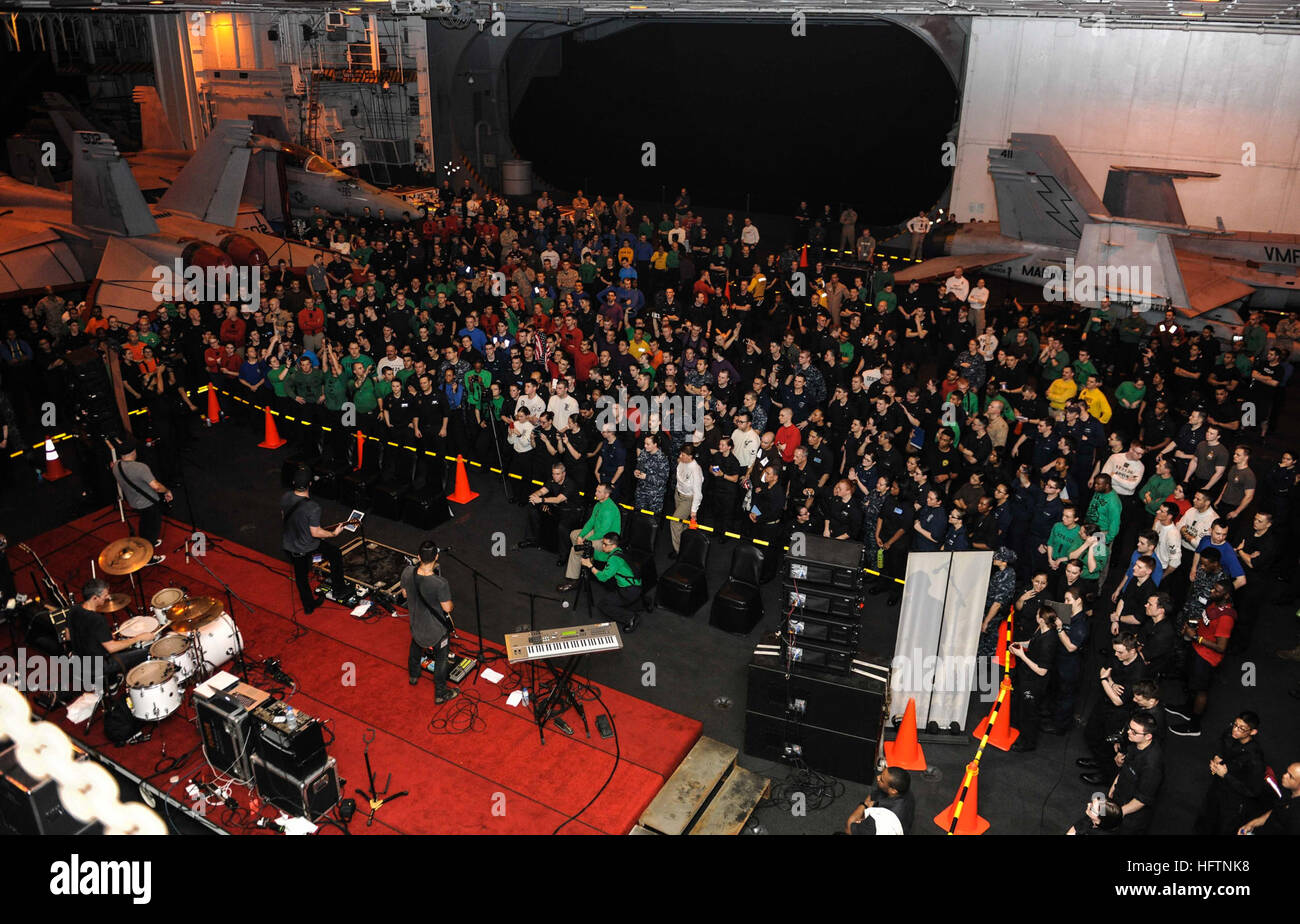 150525-N-GR120-140 U.S. 5TH FLOTTA AREA DI OPERAZIONI (25 maggio 2015)- 2008 vincitrice del premio American Idol David Cook esegue per i marinai durante una Marina Divertimento concerto sponsorizzato a bordo della portaerei USS Theodore Roosevelt CVN (71). Theodore Roosevelt è distribuito negli Stati Uniti Quinta Flotta area di operazioni di supporto inerente operazione di risolvere, colpire le operazioni in Iraq e Siria come diretto, le operazioni di sicurezza marittima e di protezione del teatro le iniziative di cooperazione nella regione. (U.S. Foto di Marina di Massa lo specialista di comunicazione di terza classe Anna Van Nuys/RILASCIATO) USS Theodore Roosevelt operazioni 15 Foto Stock
