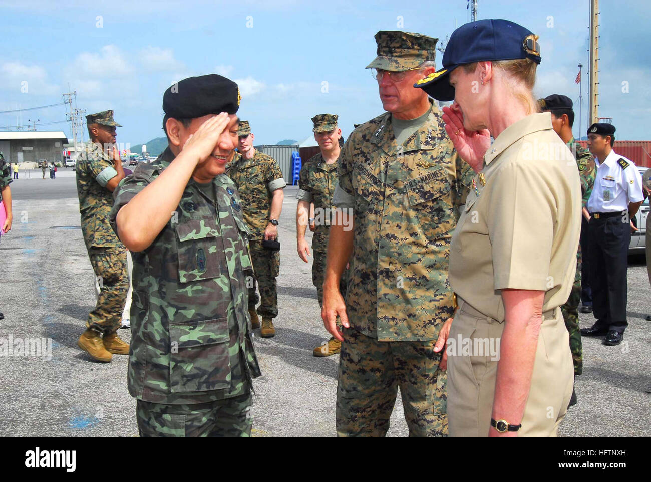I principali leader militari provenienti da Thailandia, Singapore e Stati Uniti osservano i tour delle capacità a bordo della nave da trasporto Marines Westpac Express e del dragamine USS Guardian (MCM 5) e partecipano a un'evacuazione non combattente della Royal Thai Navy-Marine Corps durante il Cobra Gold 2007. Foto Stock