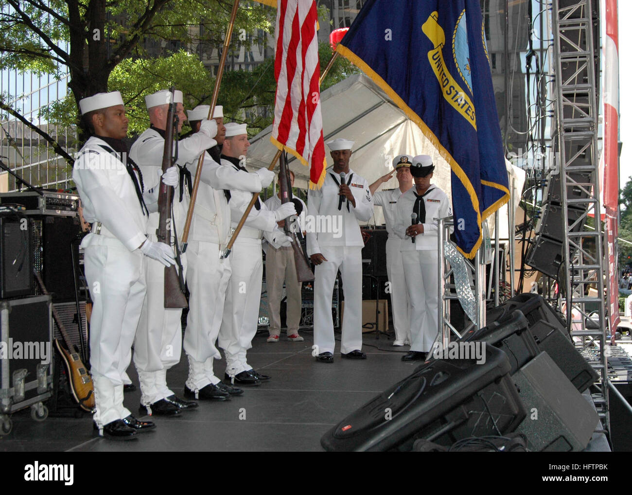 070524-N-8497H-109 CHARLOTTE, N.C. (24 maggio 2007) Ð Operazioni specialista di seconda classe Leon Levy e Hospital Corpsman 1a classe Kimberly Ferguson, entrambi assegnati alla Marina Centro Supporto Operativo Charlotte, cantare l'inno nazionale durante le cerimonie di apertura per il Food Lion Speed Street. Charlotte Navy settimana è uno dei 26 Navy settimane previsto attraverso l'America nel 2007. Navy settimane sono progettati per mostrare gli americani gli investimenti hanno reso in marina e di aumentare la consapevolezza in città che non hanno una significativa Marina quotidiana presenza. Stati Uniti Foto di Marina di Massa Specialista comunicazione 2° Cl Foto Stock
