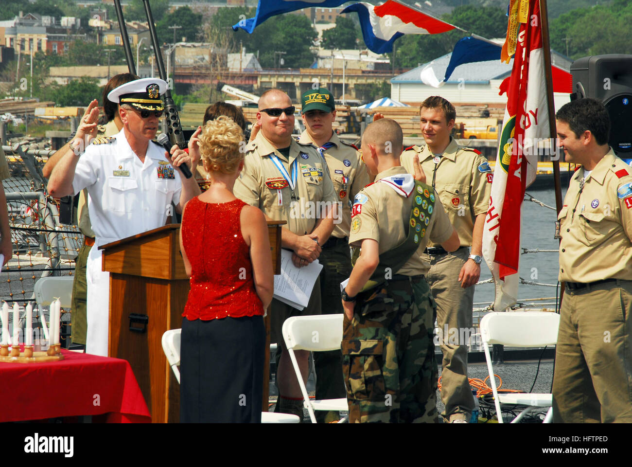 070526-N-5758H-100 Staten Island, N.Y. (26 maggio 2007) - Capt. Rick Williams, Commodore, Destroyer Squadron 26, gestisce l'Aquila Scout giuramento a suo nipote durante un'aquila cerimonia Scout a bordo guidato-missile destroyer USS Oscar Austin (DDG 79), come parte delle celebrazioni per la Settimana della flotta. Eagle è il più alto riconoscimento offerto in scouting. Stati Uniti Foto di Marina di Massa lo specialista di comunicazione di terza classe Kenneth R. Hendrix (rilasciato) Navy US 070526-N-5758H-100 Capt. Rick Williams, Commodore, Destroyer Squadron 26, gestisce l'Aquila Scout giuramento a suo nipote durante un'aquila cerimonia Scout aboar Foto Stock
